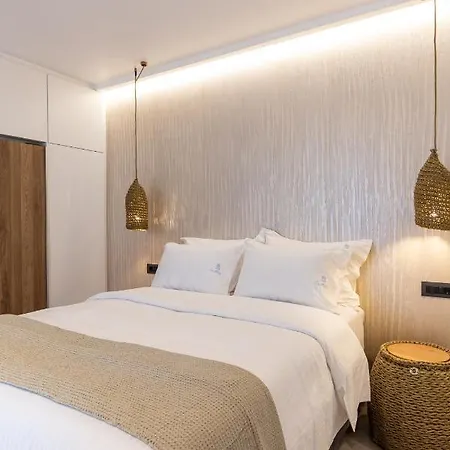 Callisti With Pool View And Calypso Upper Floor With Sea View アパート